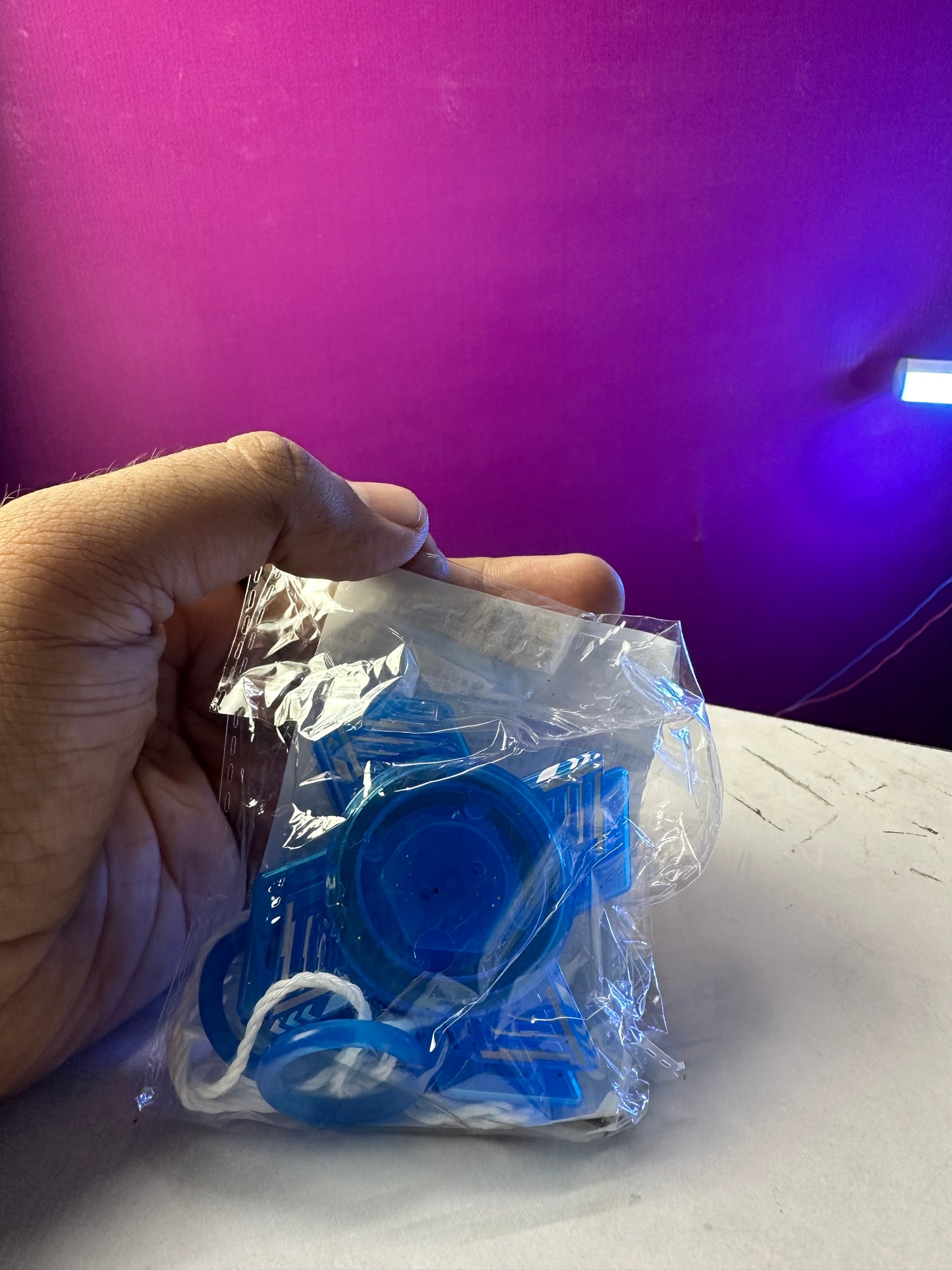 Fast spinning launch toy with string
