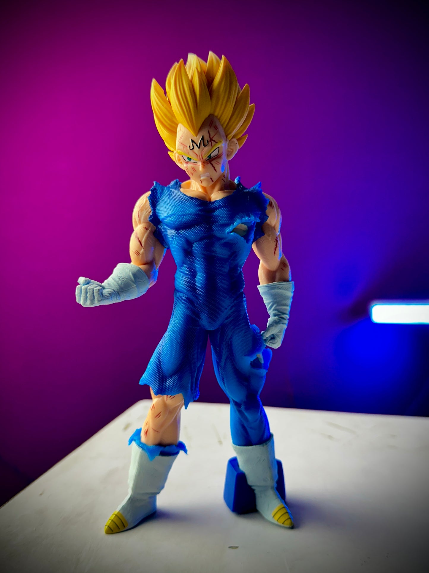 DBZ Majin Vegeta standing figure with clenched fists 20cm