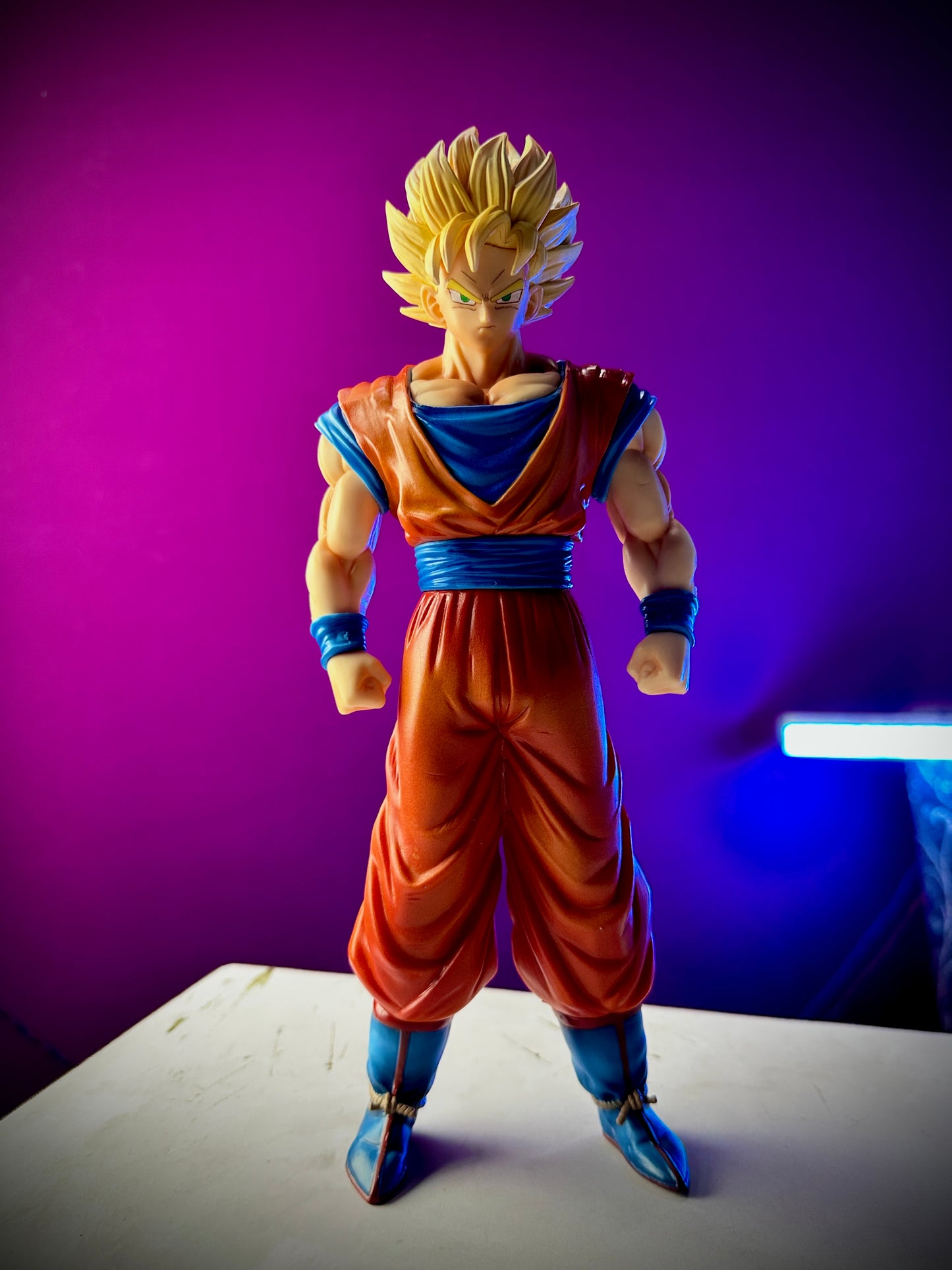 Dragon Ball Z Super Saiyan Goku figure with golden hair 29cm
