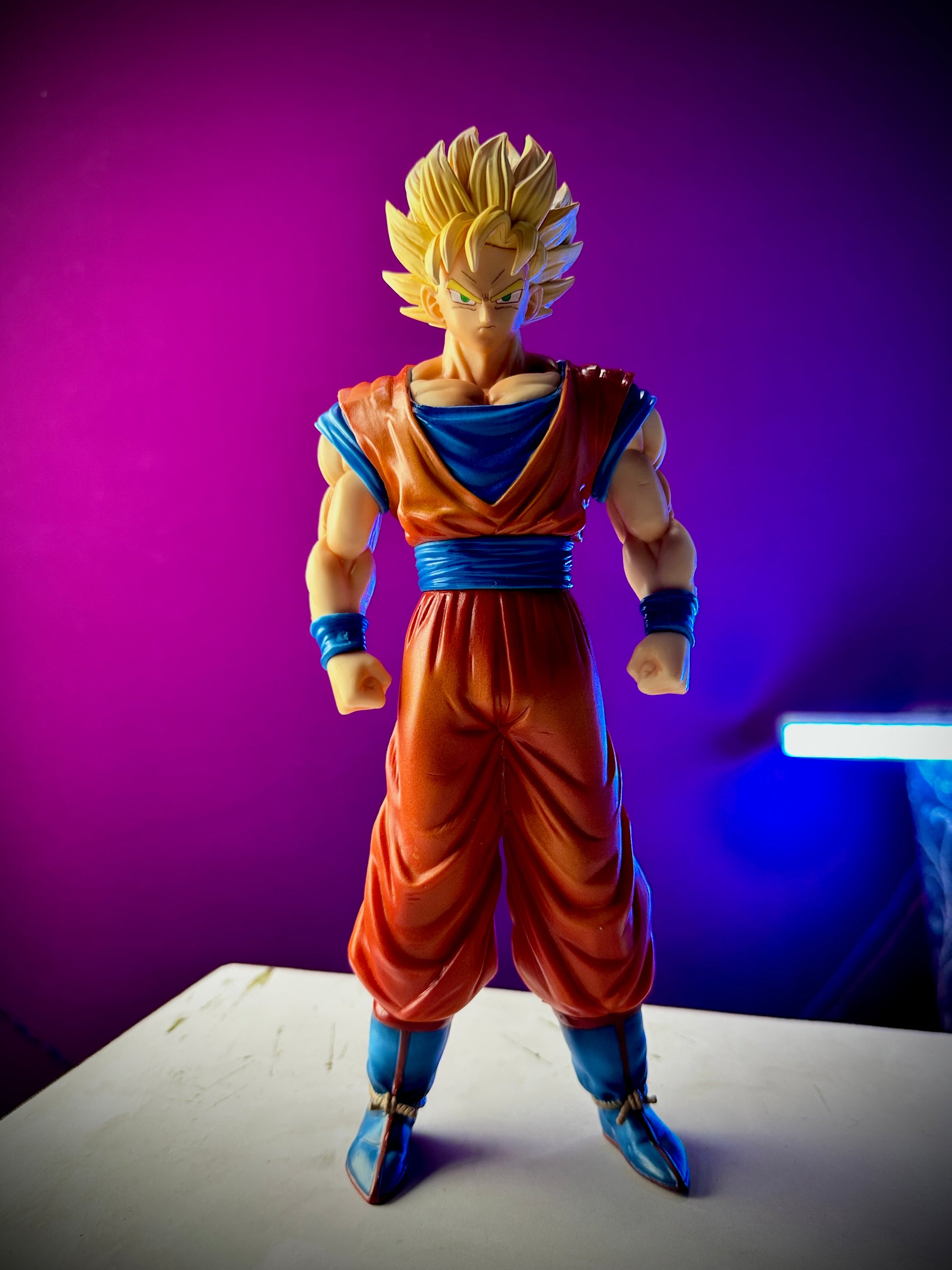 Dragon Ball Z Super Saiyan Goku figure with golden hair 29cm
