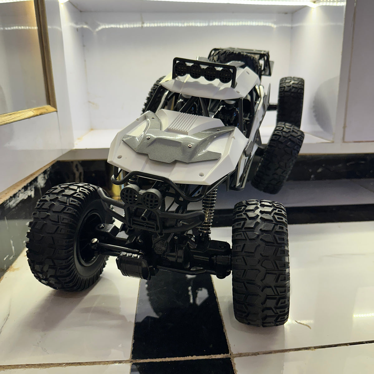 MOKA six-wheel-drive RC rock crawler with large tyres, spring suspension and LED headlights