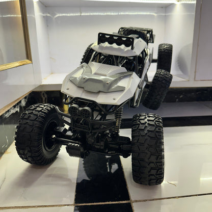 MOKA six-wheel-drive RC rock crawler with large tyres, spring suspension and LED headlights